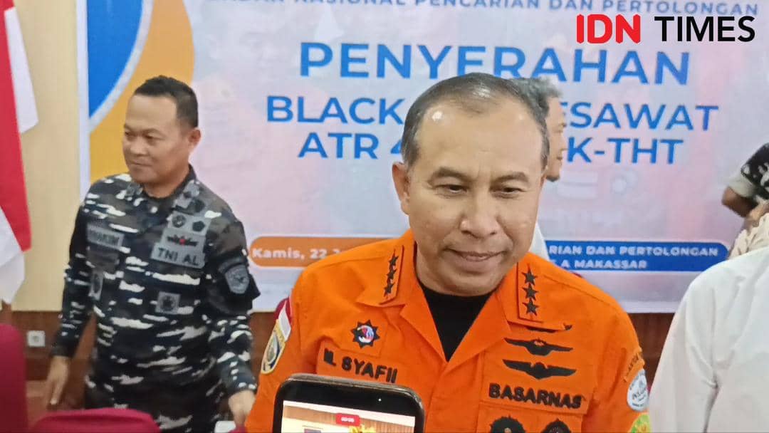 Kepala Basarnas Marsekal Madya TNI Mohamad Syafii memberikan keterangan pers terkait perkembangan operasi SAR kecelakaan pesawat ATR 42-500 di Gunung Bulusaraung, Pangkep, di Kantor Basarnas Kelas A Makassar, Kamis (22/1/2026). (IDN Times/Asrhawi Muin)