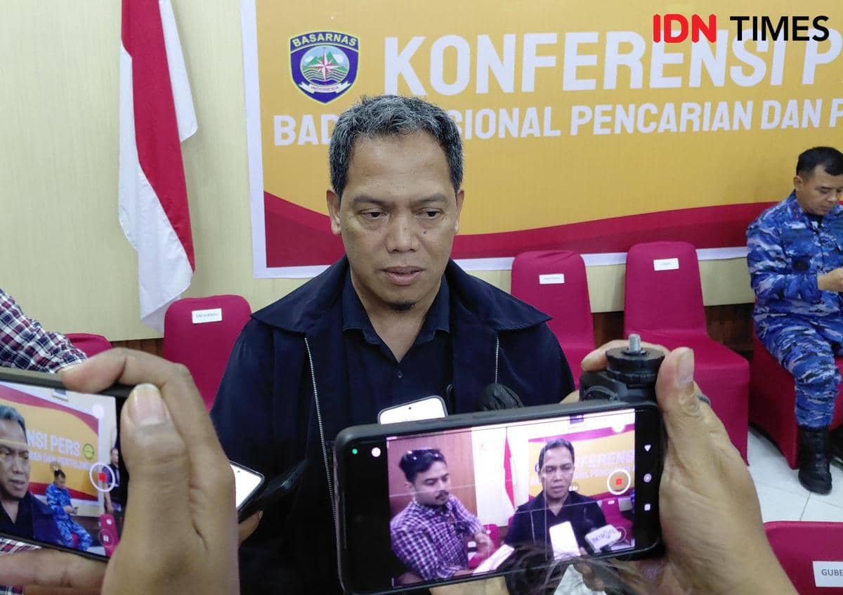 Direktur Utama Indonesia Air Transport, Adi Tri Wibowo, memberikan keterangan pers terkait pertanggungjawaban perusahaan kepada keluarga korban kecelakaan pesawat ATR 42-500, di Makassar, Jumat (23/1/2026). (IDN Times/Andi Aan Pranata)