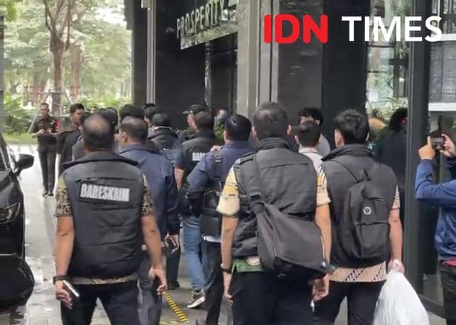 Direktorat Tindak Pidana Ekonomi dan Khusus Bareskrim Polri menggeledah kantor PT Dana Syariah Indonesia (DSI) di kawasan SCBD, Jakarta Selatan pada hari ini (23/1/2026). (IDN Times/Irfan Fathurohman)