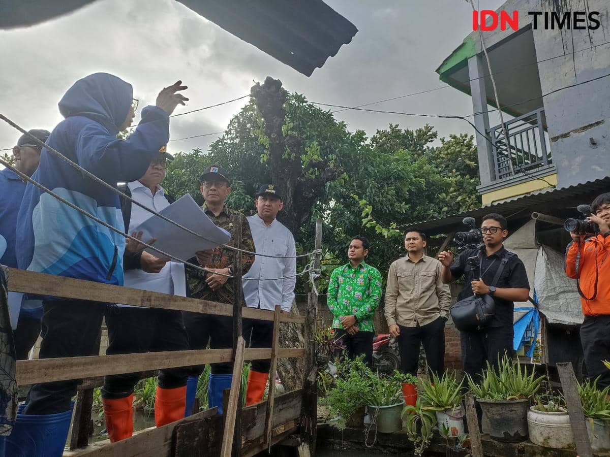 Gubernur DKI Jakarta Pramono Anung mengecek kondisi Kali Cakung Lama di Jakarta Utara