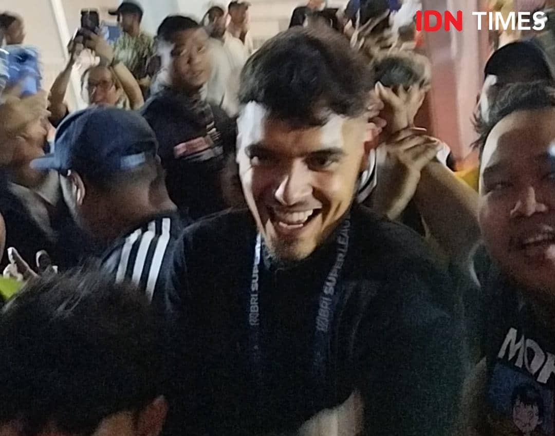 Shayne Pattynama dikerubuti fans usai Persija vs Madura United