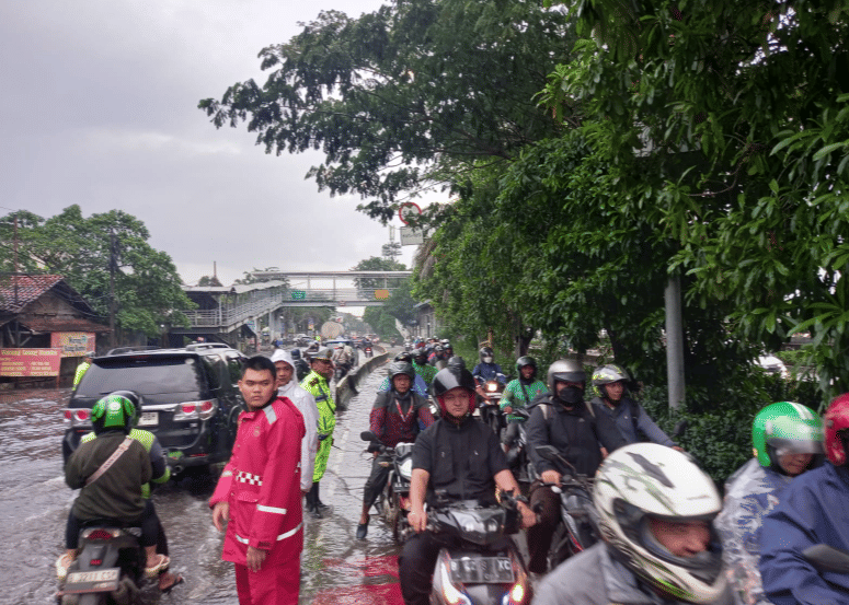 Satlantas Jakbar terapkan contra flow di Daan Mogot akibat genangan 60 sentimeter, kendaraan kecil tak bisa melintas (x/@TMCPoldaMetro)