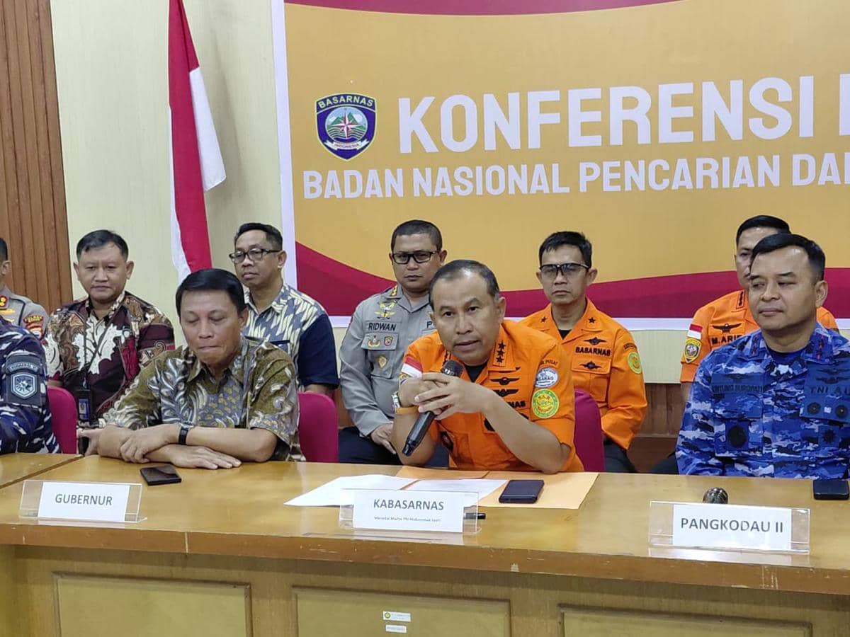 Kepala Basarnas RI Marsekal Madya TNI Mohamamd Syafii (tengah), saat mengumumkan penutupan Operasi SAR pesawat ATR 42-500, Jumat malam (23/1/2026). (IDN Times/Aan Pranata)