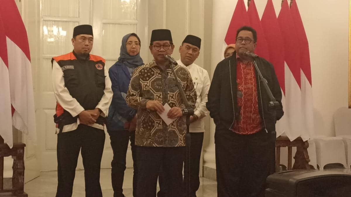 Gubernur DKI Jakarta Pramono Anung usai rapat terbatas penangan banjir di Balai Kota