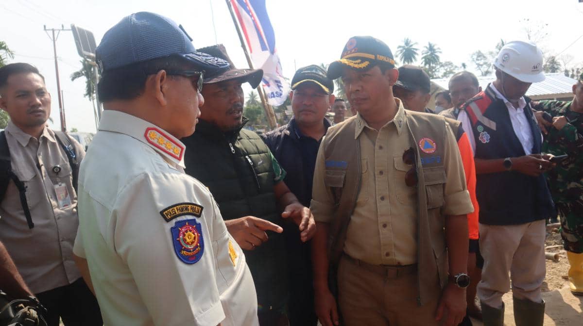 Kepala BNPB Letjen TNI Dr. Suharyanto merumuskan strategi bersama Menteri Dalam Negeri Tito Karnavian, Wakil Gubernur Aceh Fadhlullah, dan Bupati Aceh Utara Ismail A Jalil dalam mengoptimalkan pembangunan hunian sementara (Huntara) saat mengecek progres pembangunan Huntara di Kecamatan Langkahan, Kabupaten Aceh Utara, Kamis (22/1). (dok. BNPB)