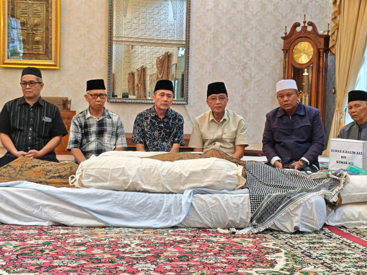 Wali Kota Palembang Ratu Dewa saat melayat jenazah Haji Alim (Dok. Kominfo)