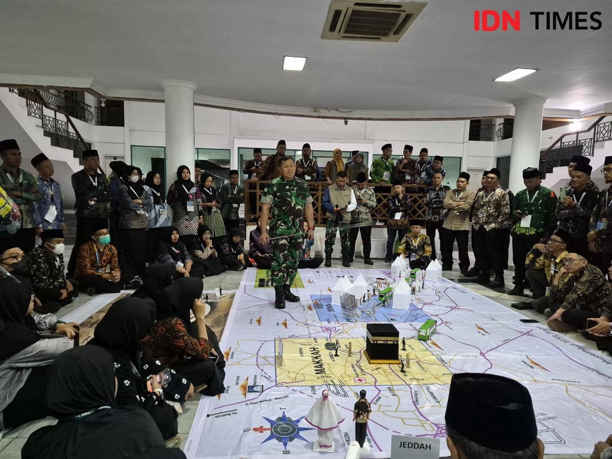 Letkol Inf Surnadi menjelaskan operasi Haji 2026 melalui tactical floor game (IDN Times/Yogie Fadila)