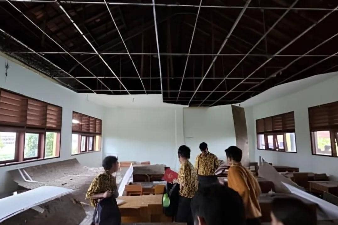Plafon SMA di Kabupaten Tangerang ambrol dan menimpa siswa