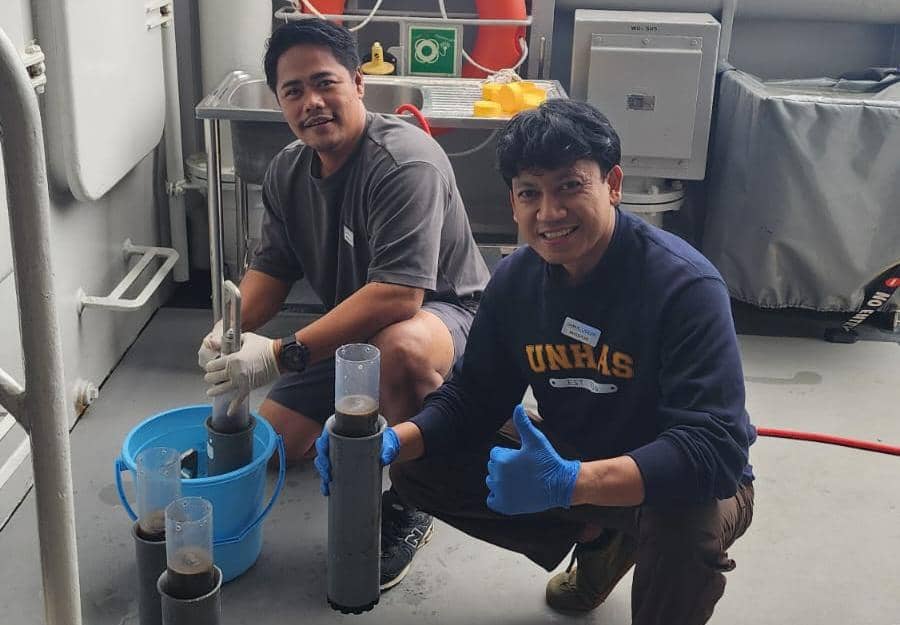 Peneliti dari FIKP Universitas Hasanuddin, Dr. Jamaluddin Fitrah Alam, bersama tim peneliti saat melakukan eksplorasi ekosistem laut dalam di kapal R/V OceanXplorer.