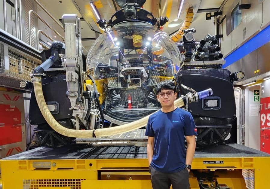 Peneliti FIKP Universitas Hasanddin, Dr. Jamaluddin Fitrah, saat melakukan eksplorasi ekosistem laut dalam di kapal R/V OceanXplorer.