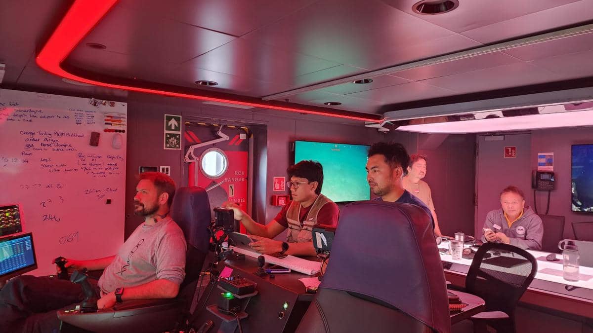 Peneliti dari FIKP Universitas Hasanuddin, Dr. Jamaluddin Fitrah Alam (dua dari kiri), bersama tim peneliti saat melakukan eksplorasi ekosistem laut dalam di kapal R/V OceanXplorer.