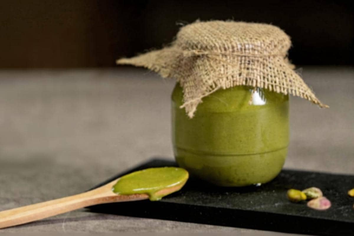 ilustrasi selai pistachio dalam wadah jar kaca