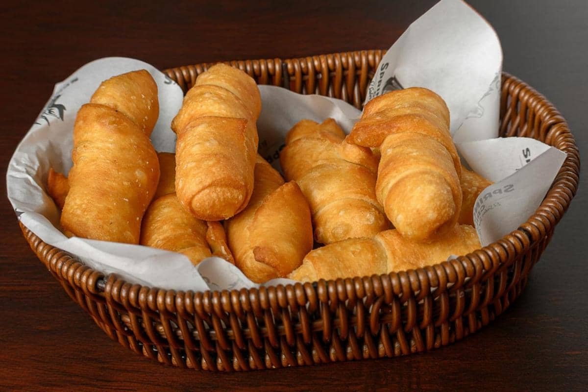 ilustrasi pisang molen cokelat keju