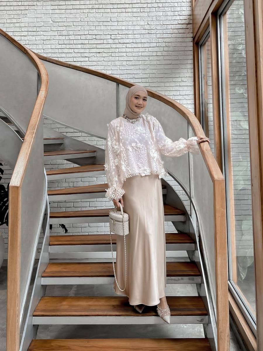 referensi outfit brokat ala selebgram Uwie Mariska 