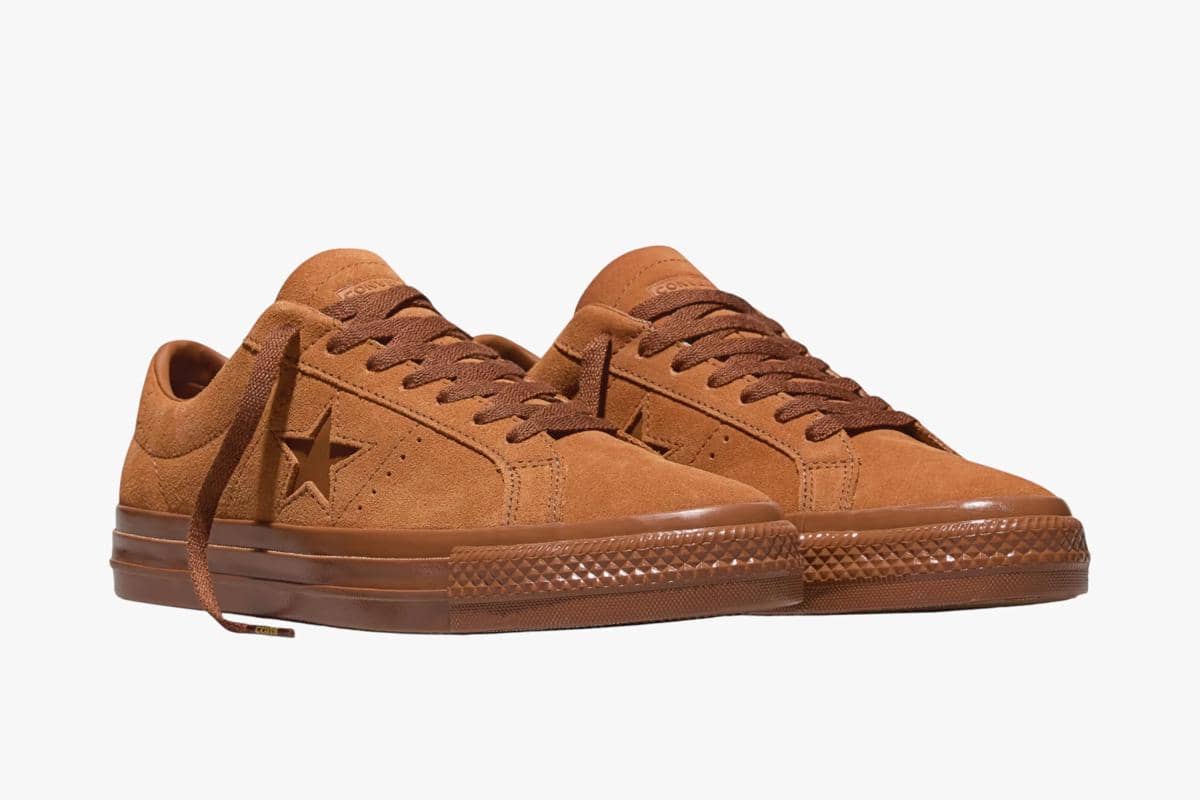 foto sepatu cokelat Converse