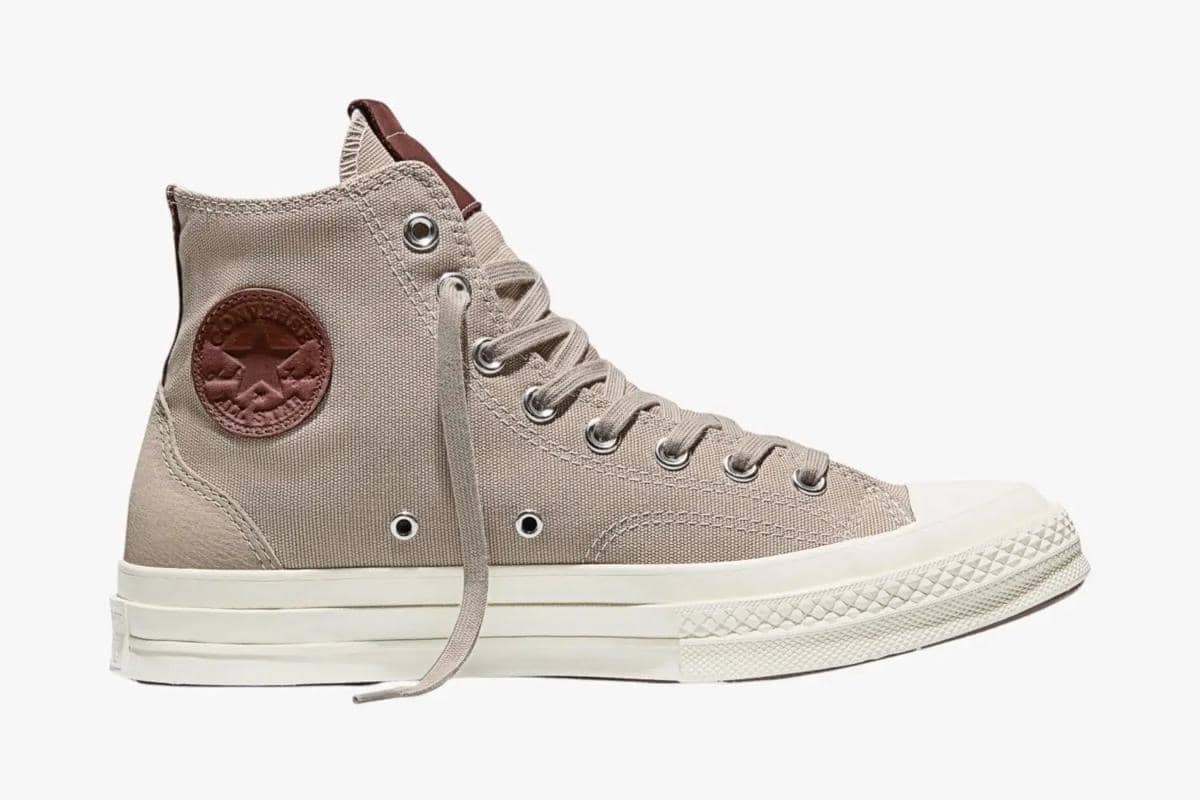 foto sepatu cokelat Converse