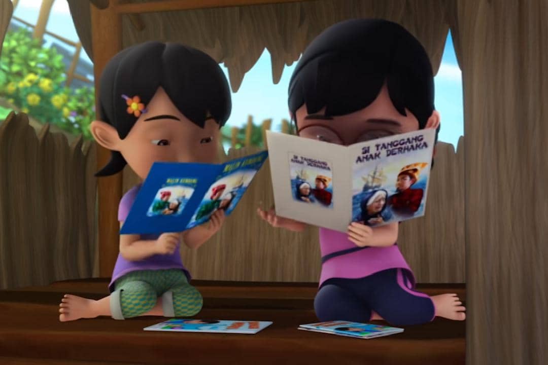 Susanti dan Mei Mei tampak fokus membaca buku bersama di pondok kayu