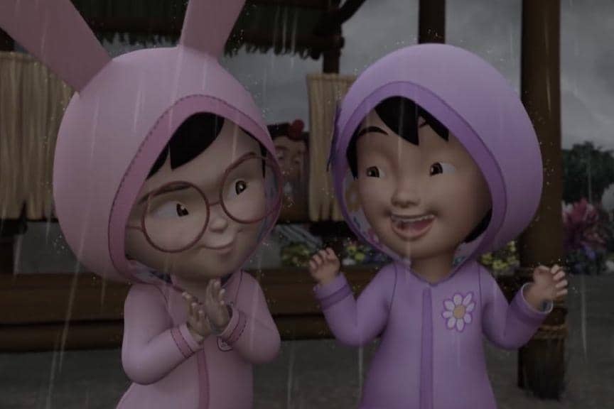 Mei Mei dan Susanti bermain hujan-hujanan sembari berjalan pulang