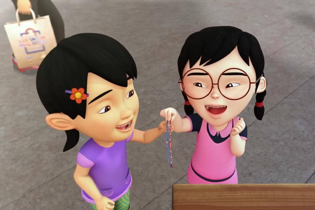 Susanti dan Mei Mei pergi ke tempat pameran barang Malaysia bersama-sama