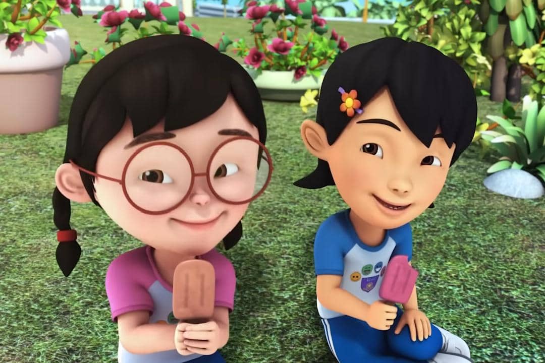 Mei Mei dan Susanti sibuk menghabiskan es krim di saat yang lain sedang bersenam