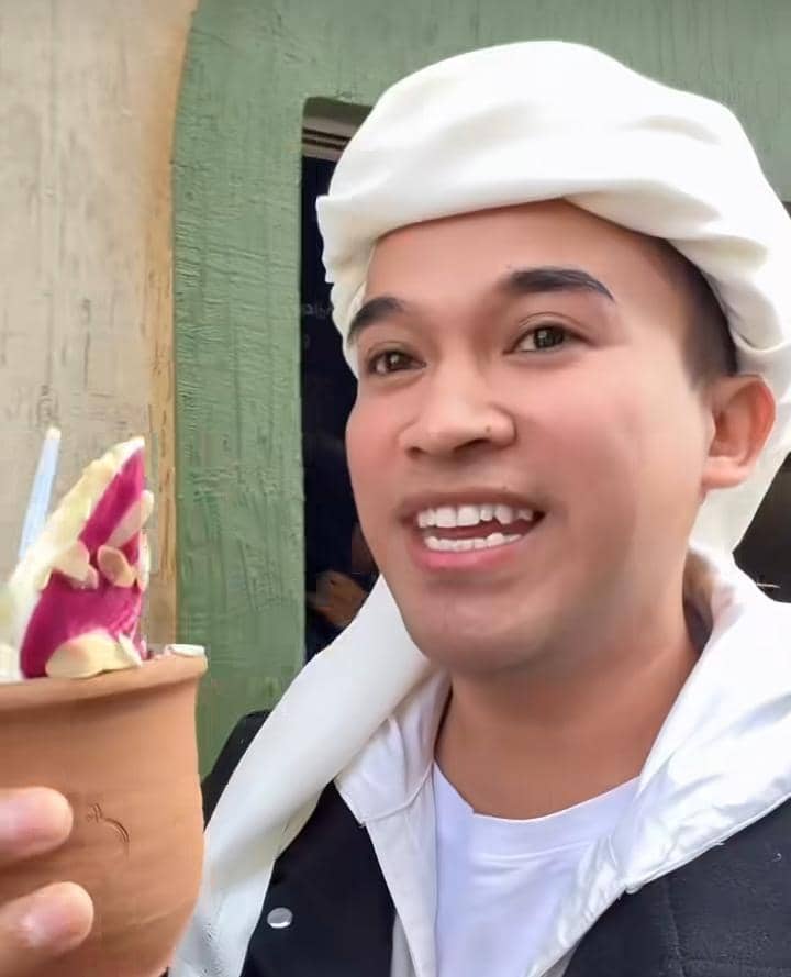Anwar BAB beli es krim mawar viral di Madinah