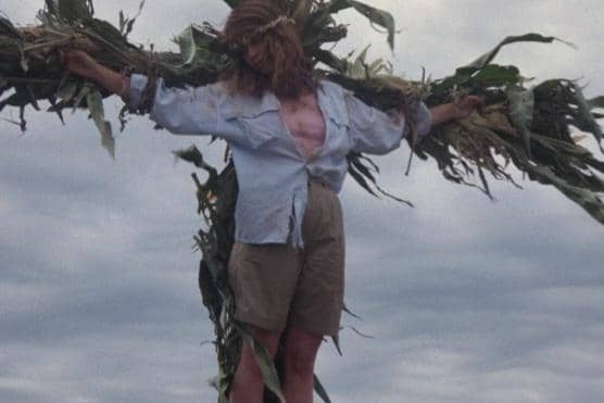 cuplikan adegan Vicky dalam film Children of the Corn