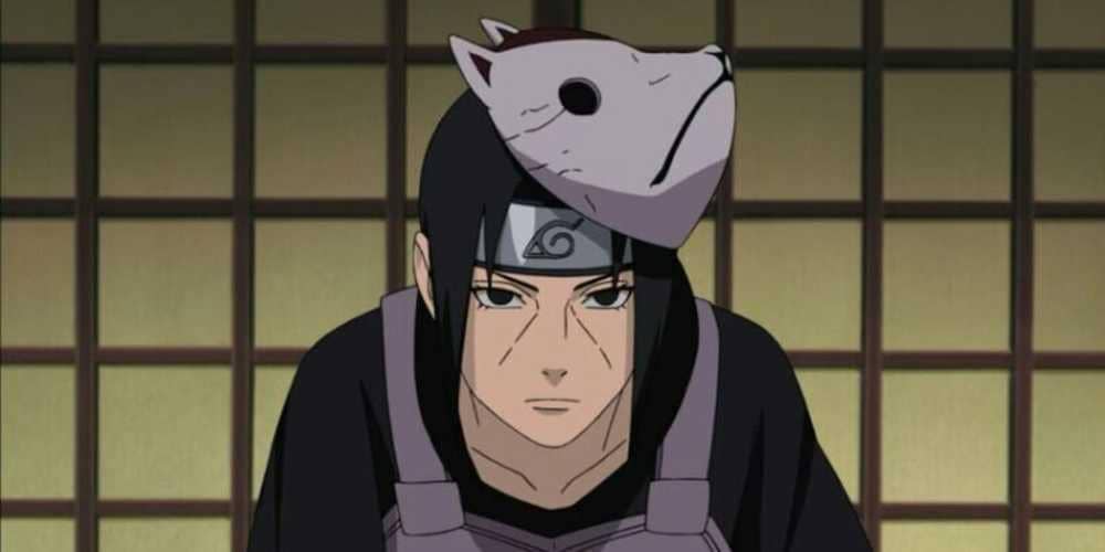 Itachi Uchiha mengenakan seragam Anbu dan topeng hewan di kepala, dengan latar belakang dinding berpola kotak tradisional Jepang.