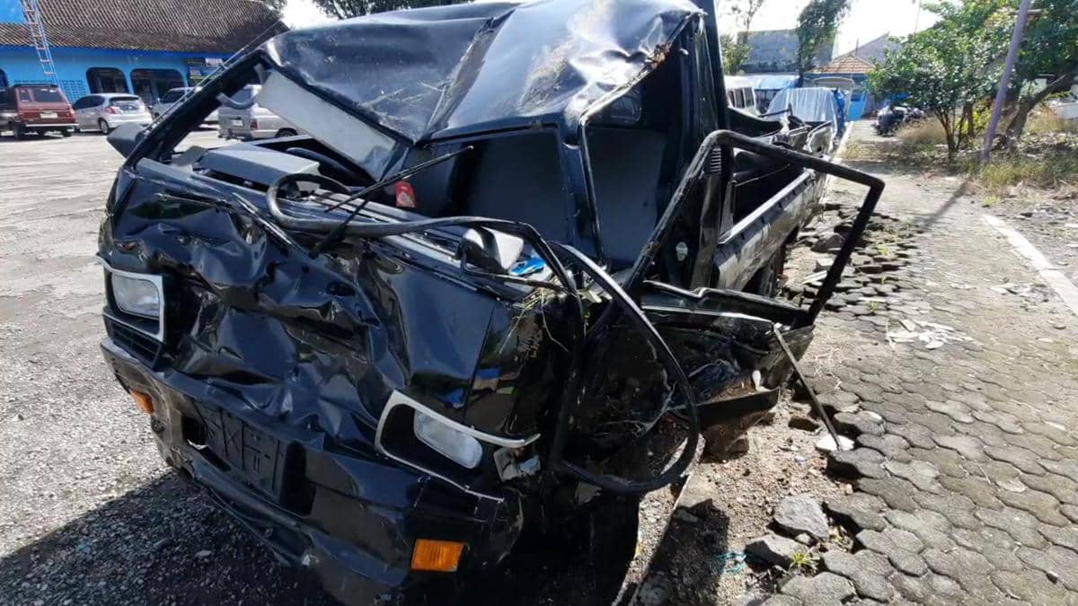 Mobil pickup ringsek tabrak Kerumunan balap liar di Jalan Raya Magetan-Kawedanan. IDN Times/Riyanto.