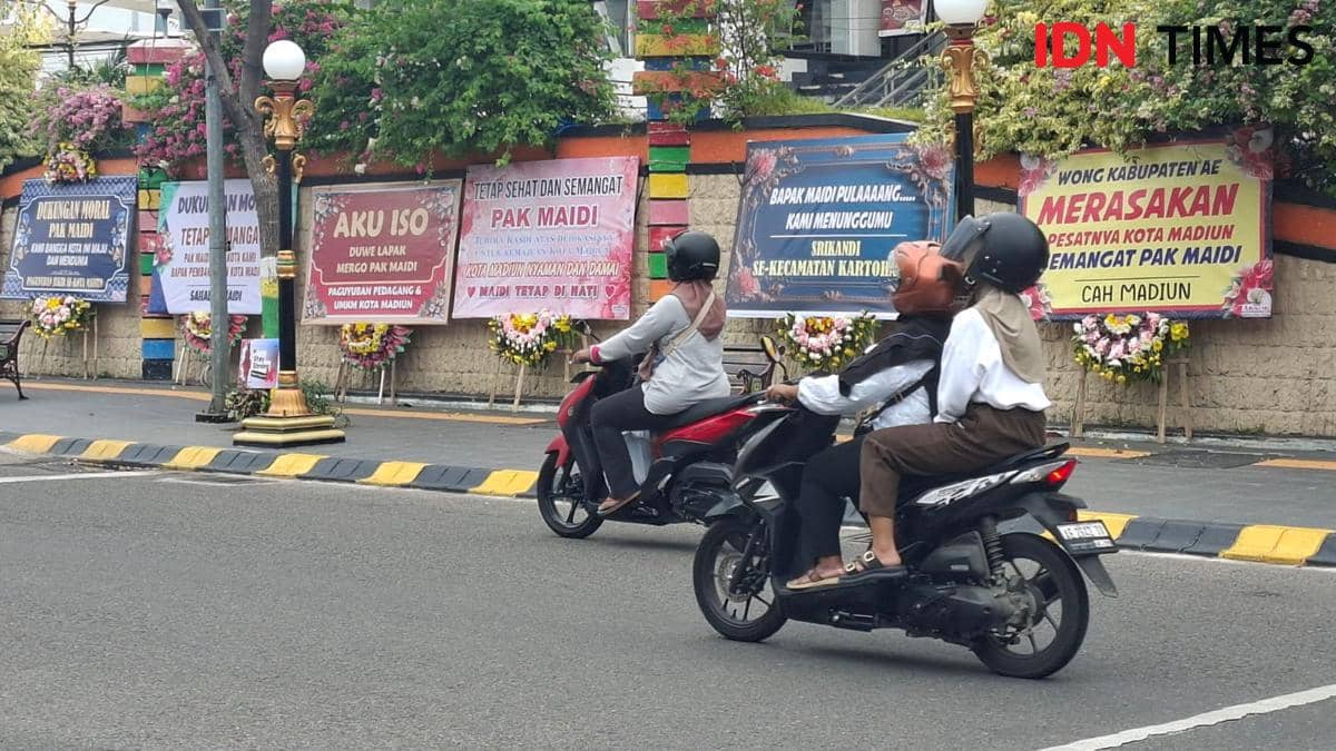 Karangan bunga dukungan kepada Maidi berjajar sepanjang Palawan Street Center (PSC) Kota Madiun. IDN Times/Riyanto.