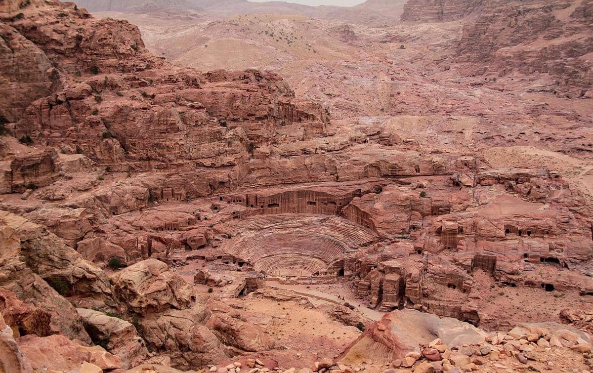 Teater Petra dengan desain Nabatea-Romawi adalah amfiteater kuno abad ke-1 Masehi yang unik karena sebagian besar diukir langsung dari batu pasir padat di lereng gunung, bukan dibangun dari blok batu.
