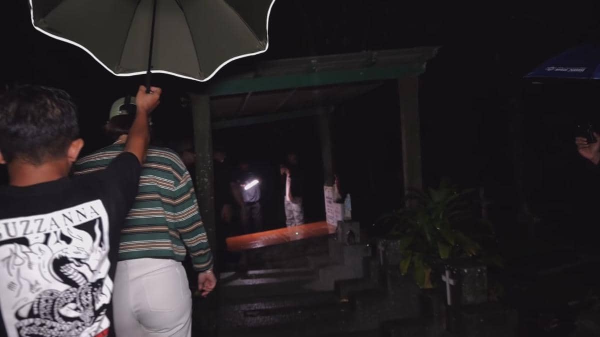 Luna Maya Ziarah ke Makam Suzzanna (instagram.com/lunamaya)