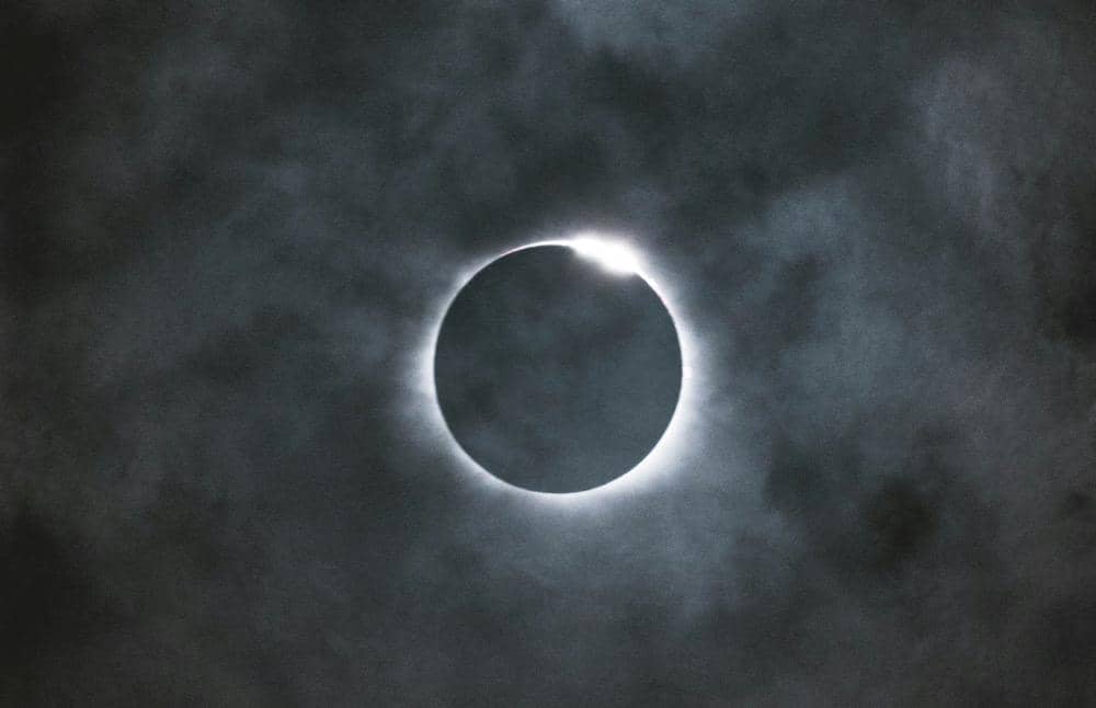 ilustrasi gerhana matahari total