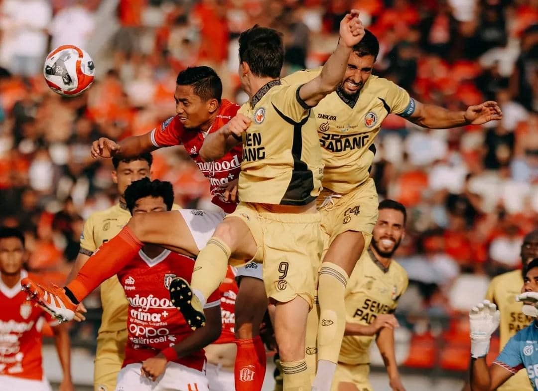 Jalannya pertandingan antara Bali United (merah) dan Semen Padang FC (kuning)