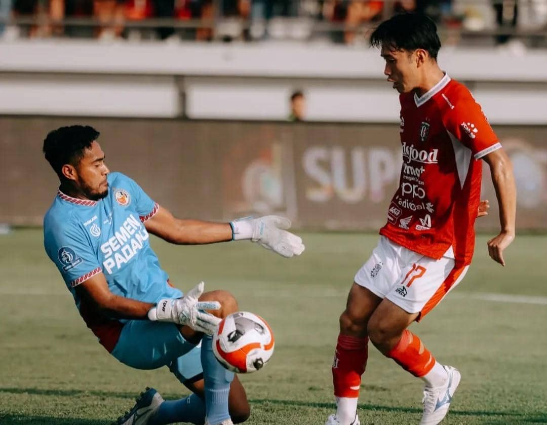 Teppei Yachida (merah), saat hampir mencetak gol bagi Bali United. 