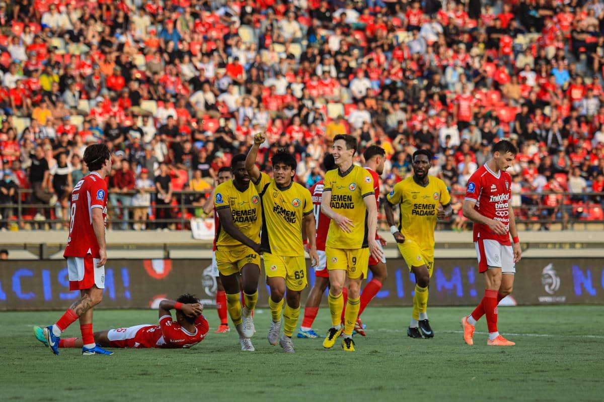 Pemain Semen Padang FC merayakan gol ketiga yang diciptakan oleh Ripal Wahyudi 