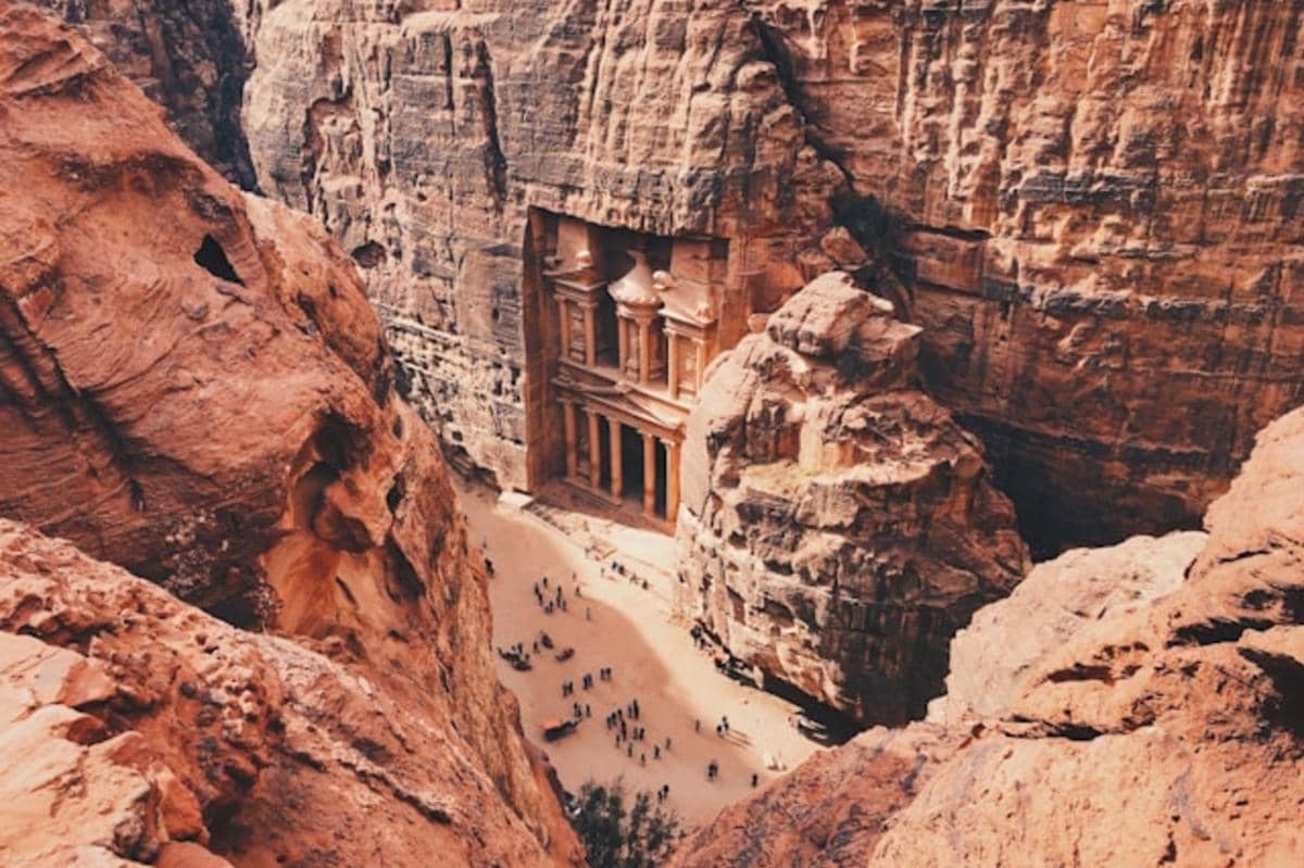 Al-Khazneh (The Treasury) di Petra, Yordania, adalah sebuah bangunan yang difungsikan sebagai makam atau mausoleum kerajaan, kemungkinan besar untuk Raja Nabatea Aretas IV pada abad ke-1 Masehi. Meskipun dijuluki "Perbendaharaan" karena legenda harta karun, penelitian arkeologi menegaskan bangunan i