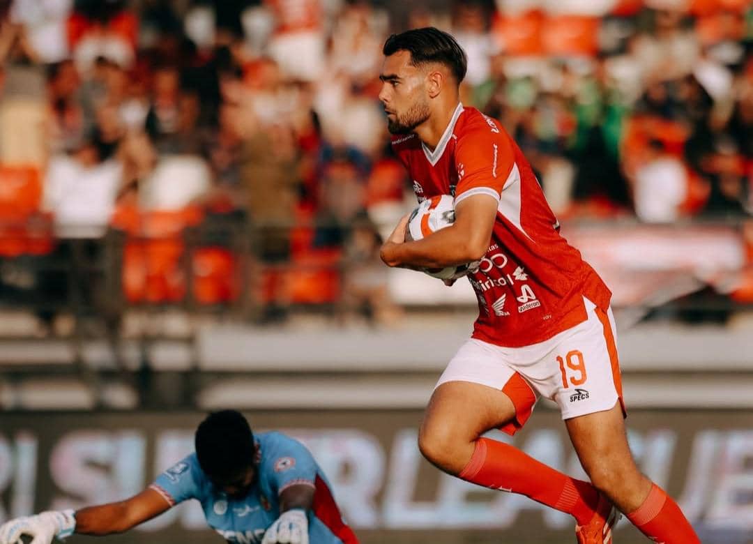 Jens Raven usai mencetak gol debutnya di Super League 2025/2026 bersama Bali United. 