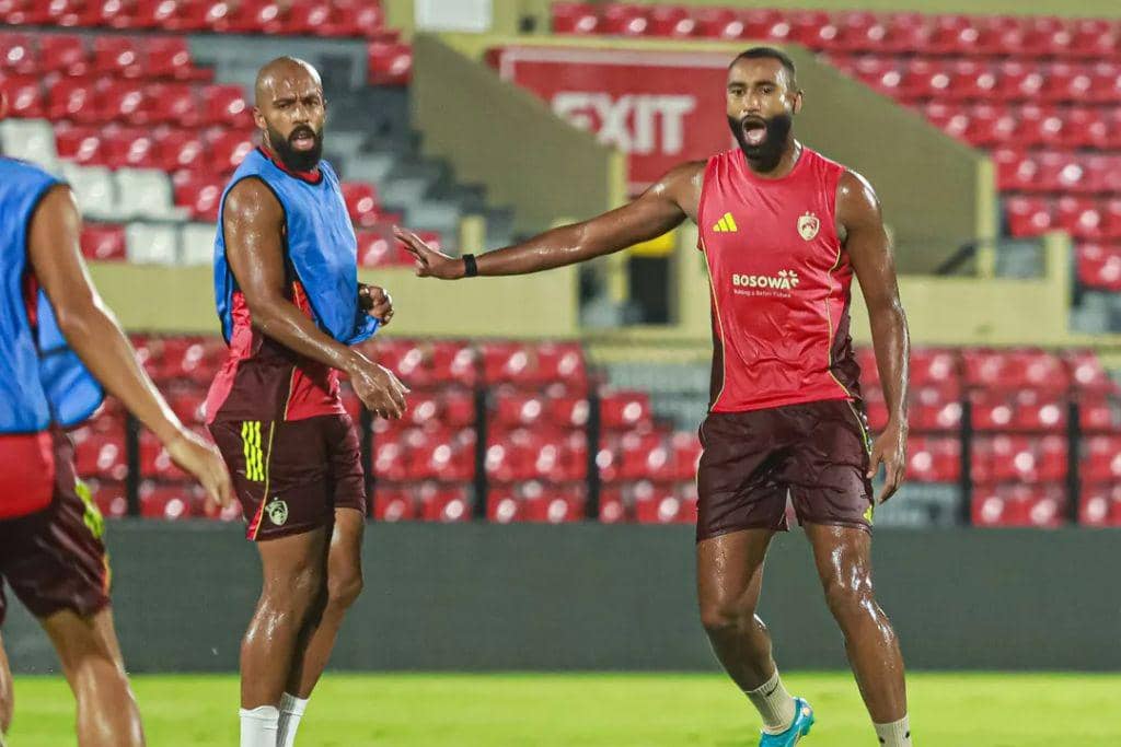 Dua pemain PSM Makassar, Alex Tanque (kiri) dan Yuran Fernanes (kanan).