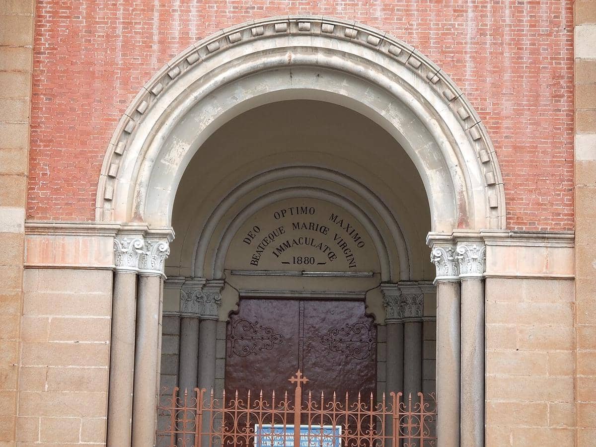 potret gerbang utama Katedral Notre-Dame Saigon