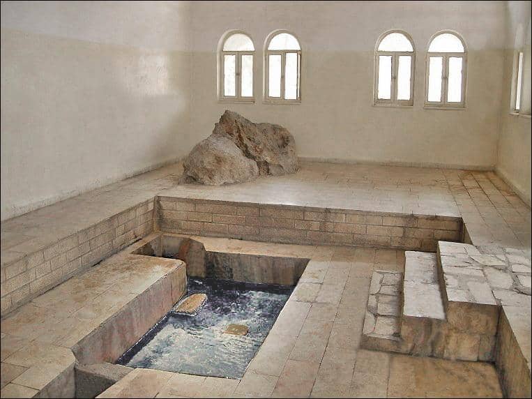 Mata Air Musa (Ain Musa) di Wadi Musa, dekat Petra, Yordania, yang mendominasi aliran air mata air alami ke Petra.