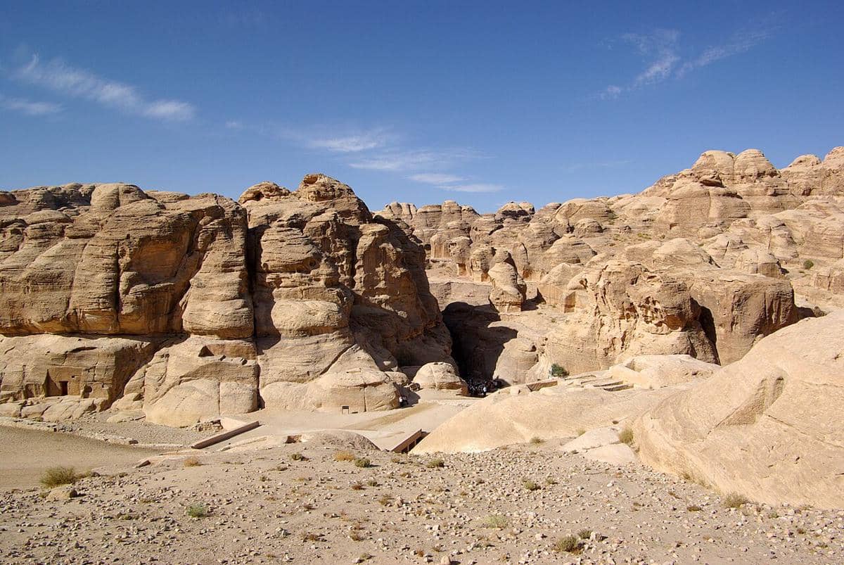 Area yang dikenal sebagai Bab El-Siq atau "Gerbang menuju Siq" di Petra, Yordania, yang menampilkan Blok Djinn Nabatea kuno. 
