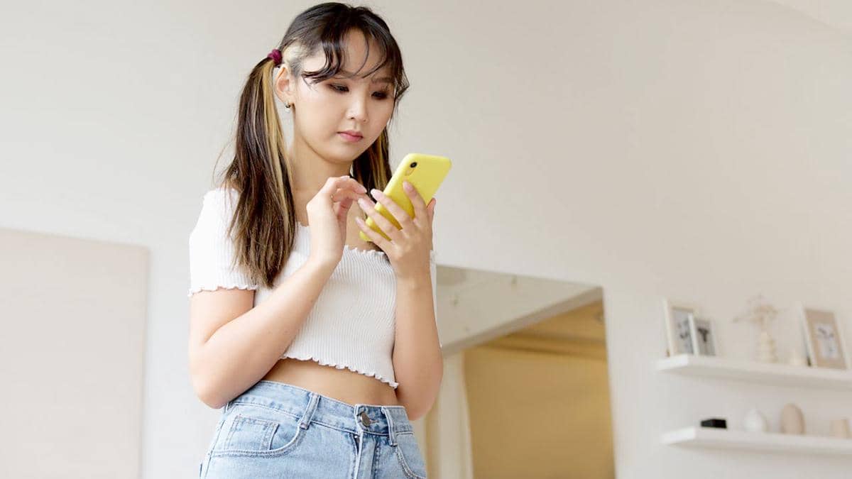 ilustrasi wanita bermain gawai