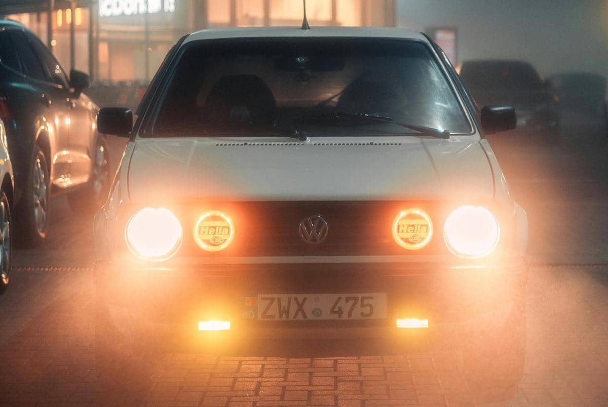 Bukan Sekadar Gaya, Ini Alasan Lampu Mobil Wajib Menyala Meski Matahari Terik