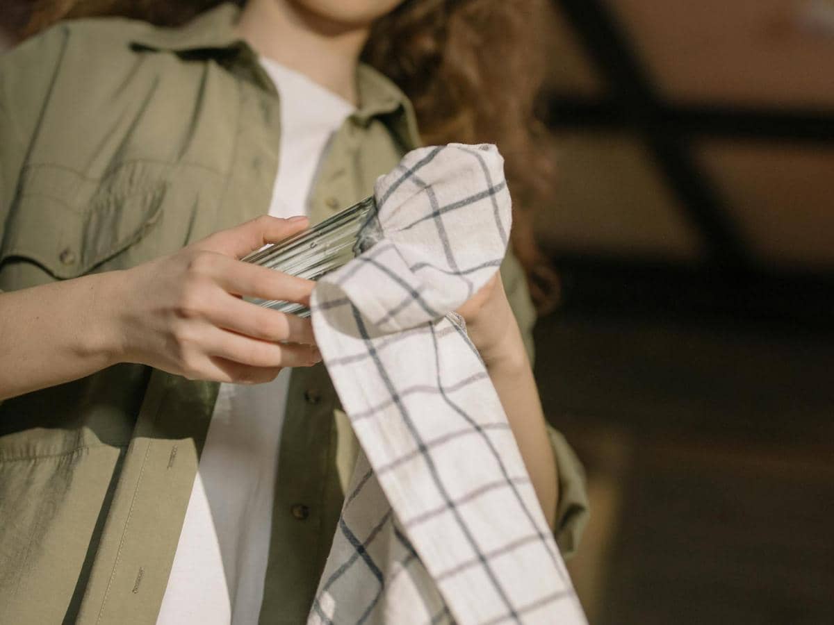 lustrasi mengeringkan alat dapur