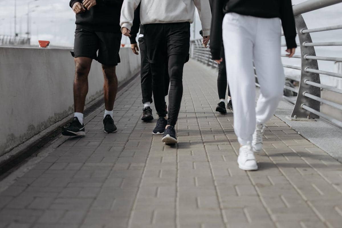 Ilustrasi beberapa orang berjalan berdampingan,