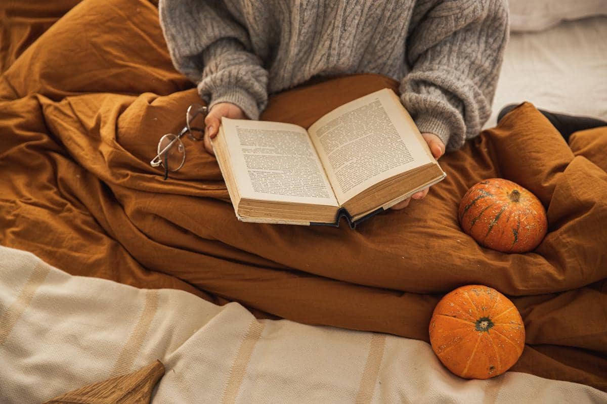 ilustrasi membaca buku sebelum tidur