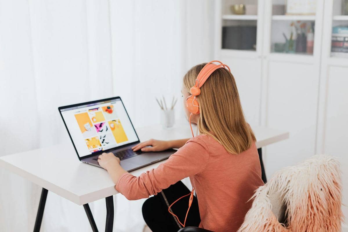 ilustrasi mendengarkan musik