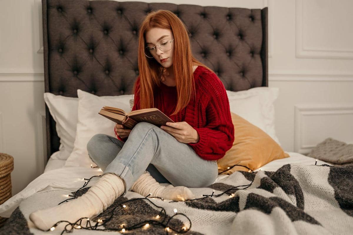 ilustrasi membaca buku sebelum tidur