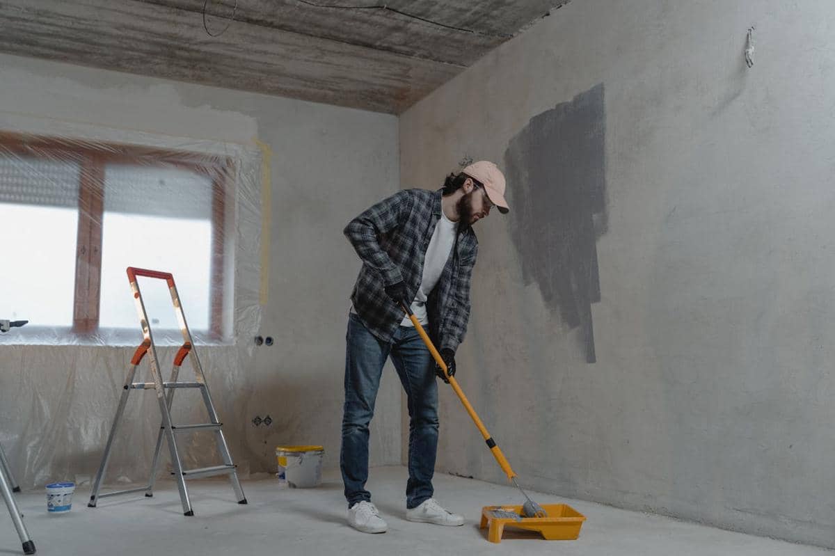 illustrasi mengecat dinding