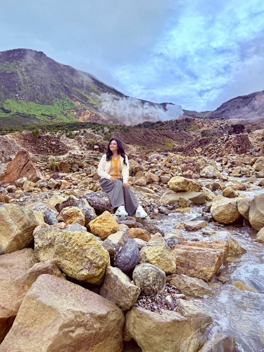 Bella Saphira menikmati keindahan Gunung Papandayan